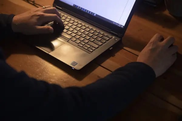 Una persona trabaja desde casa con una computadora portátil en Princeton, Illinois, EE.UU., el viernes 11 de septiembre de 2020.