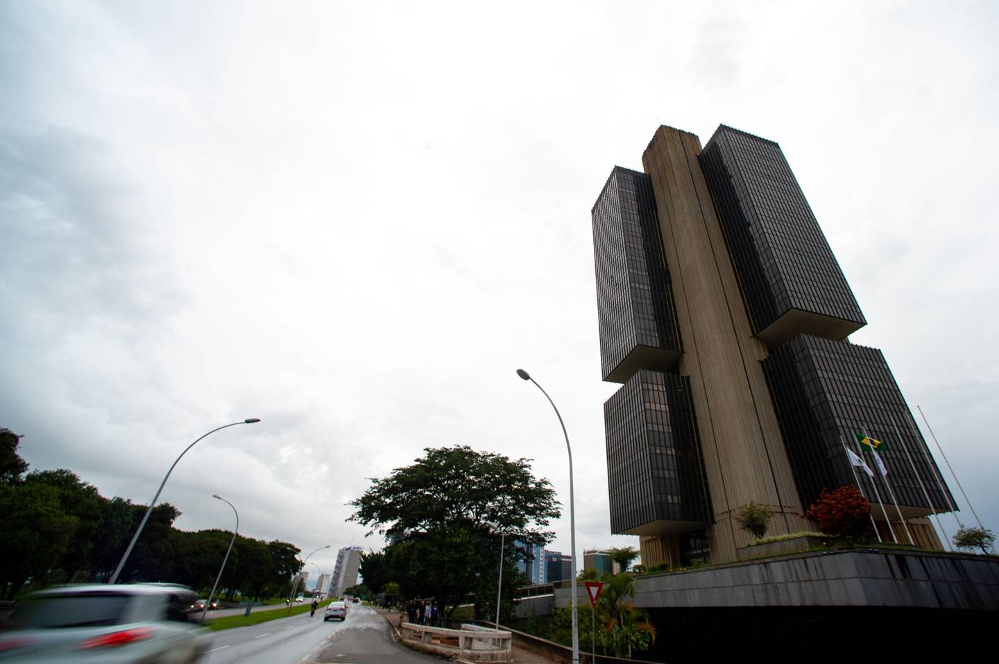 Vehículos circulan cerca del Banco Central de Brasil en Brasilia, Brasil, el lunes 15 de marzo de 2021.