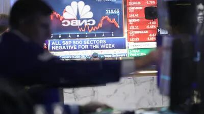 Operadores trabajan en el piso de remates de la Bolsa de Nueva York (NYSE) el 23 de septiembre de 2022 en la ciudad de Nueva York, EE.UU.