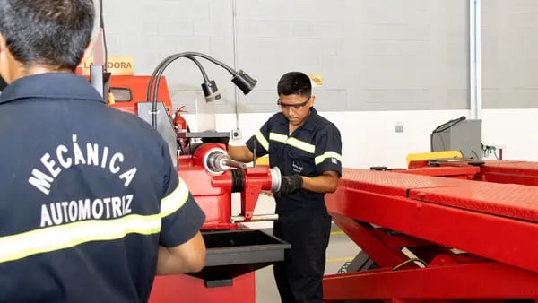 Capacitan a 31 mecánicos que trabajarán en primera planta automotriz en Guatemaladfd