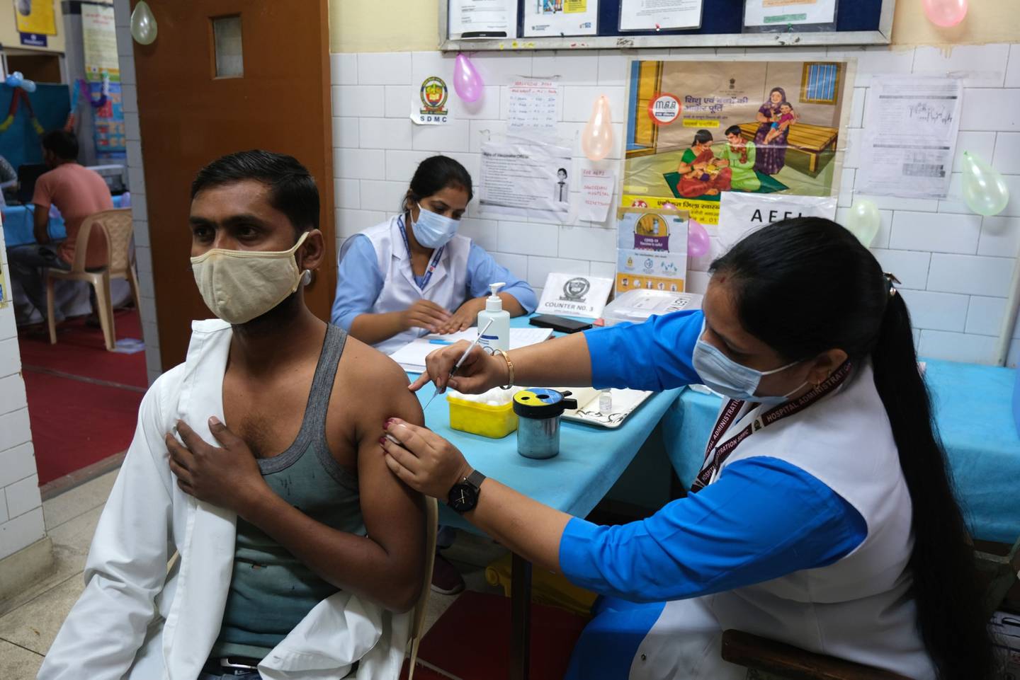 Un miembro del público recibe una dosis de la vacuna contra el Covid-19 Covaxin en un centro de vacunación instalado en un dispensario de salud del gobierno de Delhi en Nueva Delhi, India, el jueves 21 de octubre de 2021. La India alcanzó el hito de mil millones de vacunas contra el Covid-19 administradas, aunque su campaña de inoculación sigue enfrentándose a grandes retos.dfd