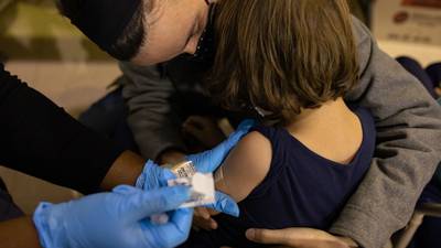 Comité de expertos respalda vacunas de Covid de Moderna y Pfizer para niños pequeñosdfd