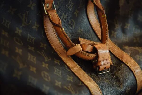Louis Vuitton é criticada por não permitir devolução de produto na China