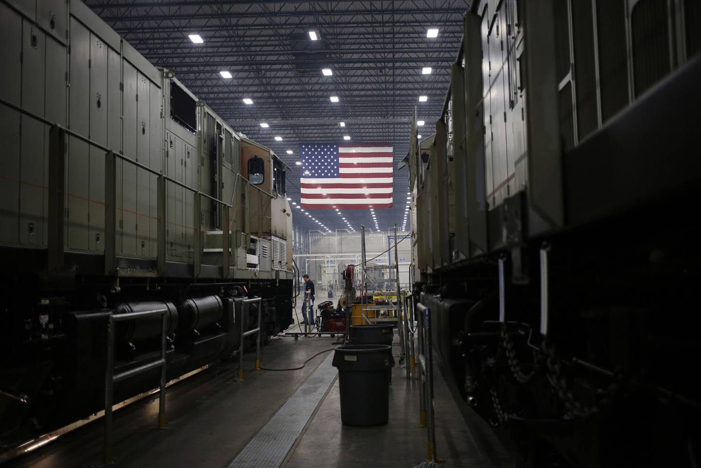 Una bandera estadounidense cuelga en una fábrica de Fort Worth, Texas.