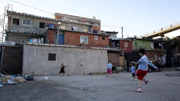 Más de la mitad de los argentinos recibe asistencia social del Estado, según la UCAdfd