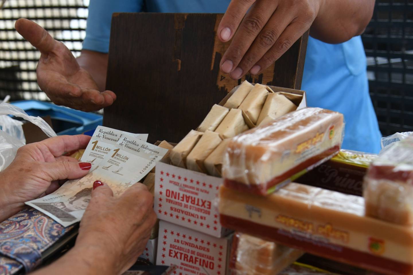 Un comprador adquiere comestibles con billetes de bolivar digital en un mercado en Caracas, Venezuela, el lunes 4 de octubre de 2021. dfd