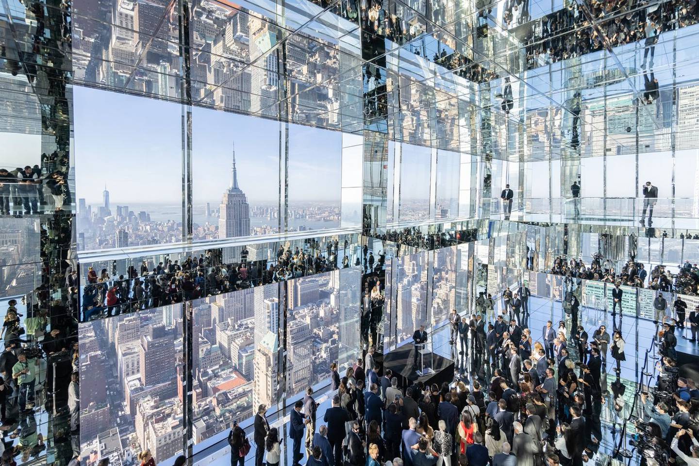 Nueva York, 21 de octubre. La gran inauguración de Summit One Vanderbilt, la cima de un rascacielos de US$3.300 millones junto a la Grand Central Terminal. Se inauguró el año pasado y cuenta con Carlyle Group Inc. y Oak Hill Advisors entre sus inquilinos. Jeenah Moon/Bloomberg