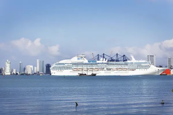 El crucero Island Princess está atracado en el puerto de Cartagena en Cartagena, Colombia.