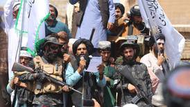 Talibán recorta aranceles de importación de alimentos con más afganos pasando hambre