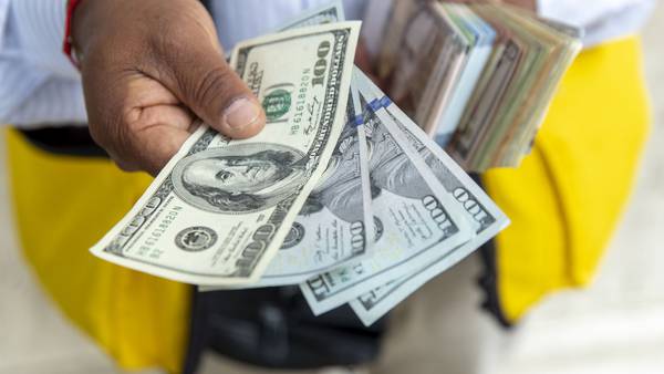 Dólar en Colombia rompió la barrera de los $4.900 por primera vez en la historiadfd