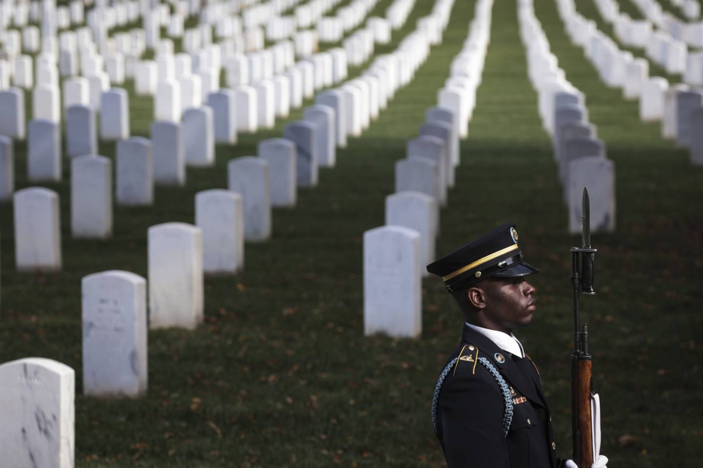 Ceremonia presidencial de colocación de coronas de honor en el centenario de la Tumba del Soldado Desconocido en el Cementerio Nacional de Arlington en Arlington, Virginia, EE.UU., el jueves 11 de noviembre de 2021.