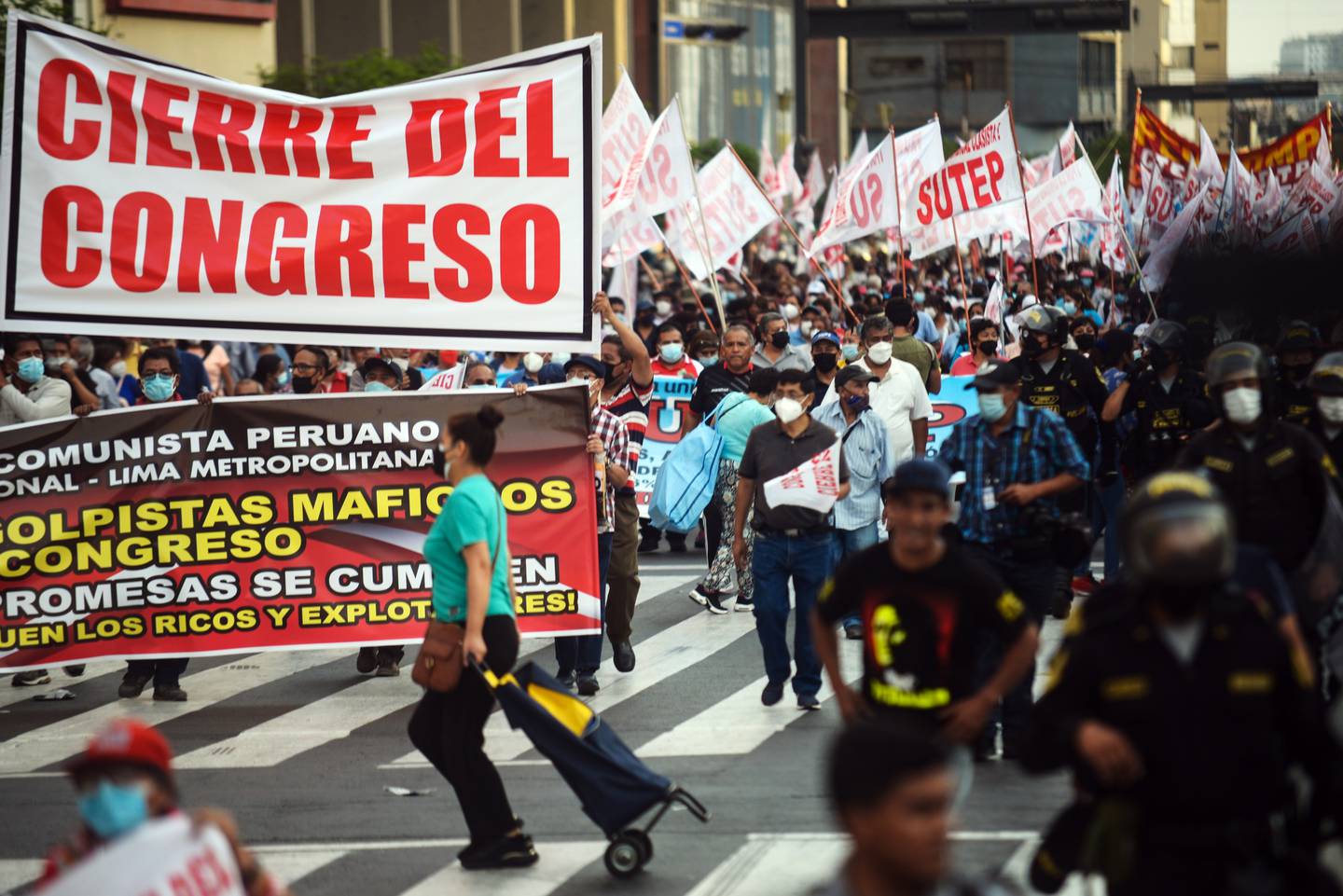 Manifestantes durante una protesta en Lima, Perú, el jueves 7 de abril de 2022. Sostienen un cartel en blanco y rojo que pide la clausura del Congreso.Fotógrafo: Miguel Yovera/Bloombergdfd