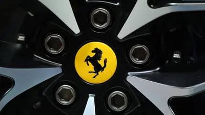 El logotipo del Cavallino Rampante se encuentra en un cubo de rueda de un automóvil de lujo Ferrari Monza SP1 durante el Salón del Automóvil de París en París, Francia, el martes 2 de octubre de 2018.