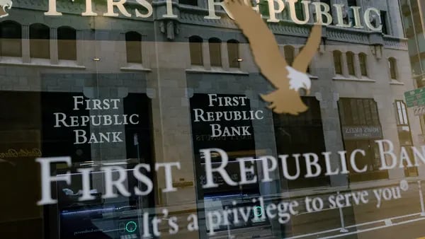 SEC investiga operaciones de ejecutivos de First Republic antes de su ventadfd