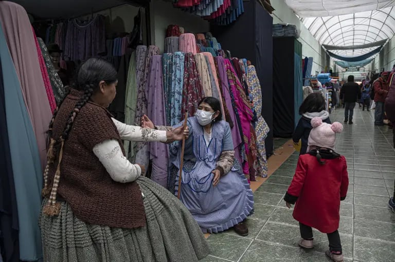 Mujes indígenes venden ropa en Boliviadfd