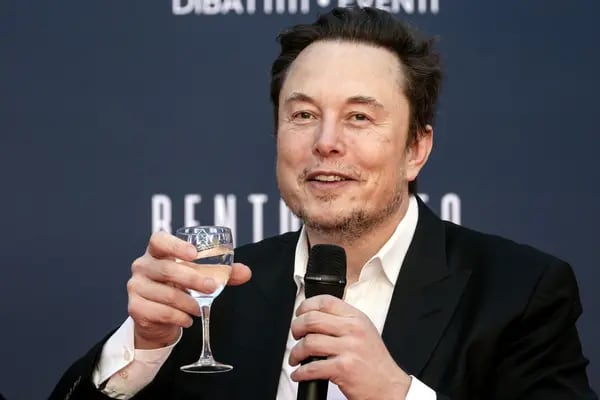Elon Musk, consejero delegado de Tesla Inc, habla en la convención Atreju en Roma, Italia, el sábado 16 de diciembre de 2023.