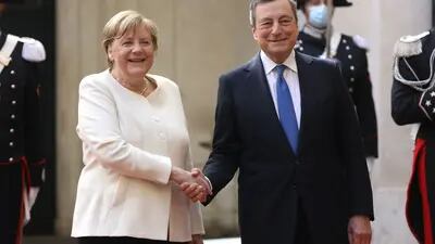 Mario Draghi, primer ministro de Italia, a la derecha, y Angela Merkel, canciller de Alemania, se dan la mano antes de su reunión en el Palacio Chigi en Roma, Italia, el jueves 7 de octubre de 2021. Cuando Merkel abandone el poder tras 16 años, el estatus de Alemania en Europa y en el mundo estará en juego. Fotógrafo: Alessia Pierdomenico/Bloomberg
