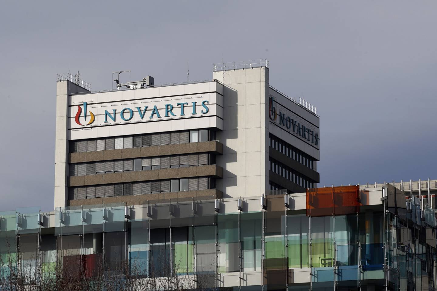 Un logotipo se encuentra en un edificio en el campus de Novartis AG en Basilea, Suiza, el miércoles 16 de enero de 2019.