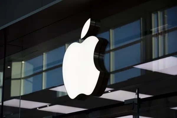 Un logotipo de Apple Inc. se muestra fuera de la tienda de la compañía en el centro comercial Yorkdale en Toronto, Ontario, Canadá, el jueves 22 de agosto de 2019.