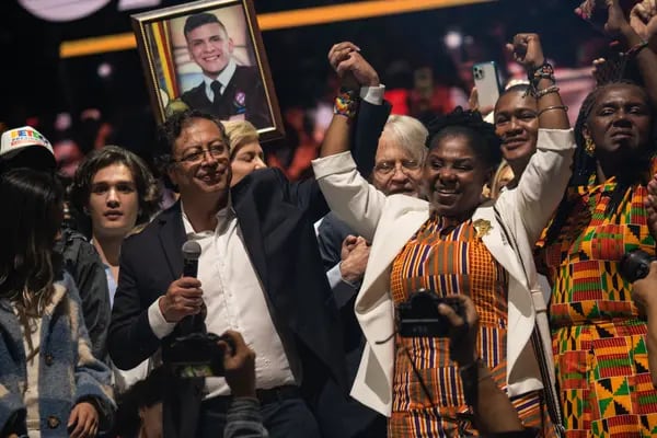 El presidente electo de Colombia, a la izquierda, y Francia Márquez, vicepresidenta electa de Colombia, durante un mitin nocturno tras la segunda vuelta de las elecciones presidenciales en Bogotá, Colombia, el domingo 19 de junio de 2022.