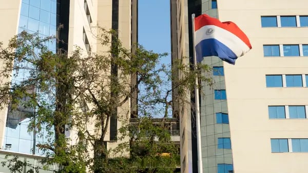 Paraguay sorprende al no recortar la tasa, citando a la Fed y los riesgos del petróleodfd