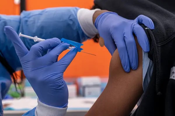 Un trabajador sanitario administra una vacuna Covid-19 de Pfizer-BioNTech a un niño en un centro de pruebas y vacunación en San Francisco, California, Estados Unidos, el lunes 10 de enero de 2022.