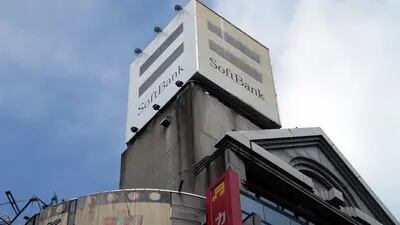 Cartel en una tienda de SoftBank Corp. en Tokio, Japón, el sábado 6 de agosto de 2022. El grupo SoftBank se enfrenta a otro duro informe de resultados trimestrales, ya que la preocupación mundial por la subida de los tipos de interés y la recesión económica golpean las valoraciones de sus inversiones. Fotógrafo: Takaaki Iwabu/Bloomberg