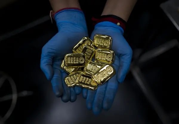 El oro se consume a través de la joyería, de pequeños lingotes y monedas, o quizá en tecnología como el iPhone, donde es un componente.