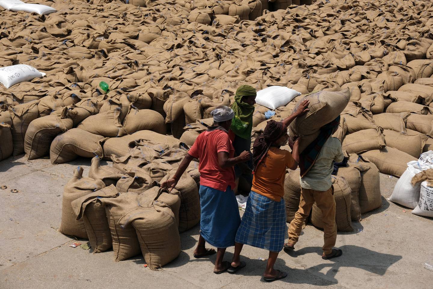 Sacos de trigo cargados en un camión en el mercado de cereales del Punjab. Fotógrafo: T. Narayan/Bloomberg