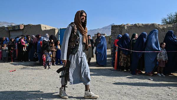 Freno del Talibán al trabajo de las mujeres podría reducir PIB de Afganistán en 5%dfd