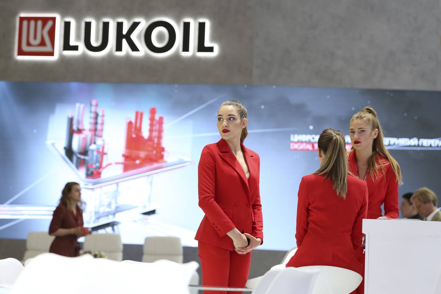 Empleadas esperan en el pabellón de Lukoil para el foro económico internacional de San Petersburgo.