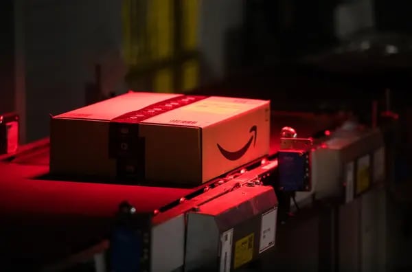 Amazon genera la mayoría de sus ventas de los aproximadamente dos millones de comerciantes externos en su sitio Fotógrafo: Chris Ratcliffe/Bloomberg