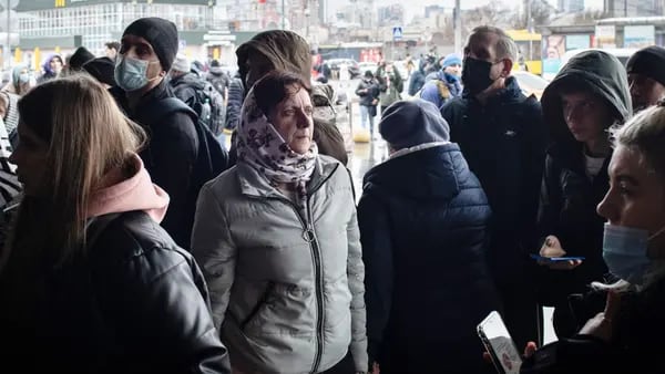 Los residentes esperan para salir de la capital mientras los trenes se retrasan o se cancelan en la estación de tren de Kyiv-Pasazhyrskyi en Kiev.