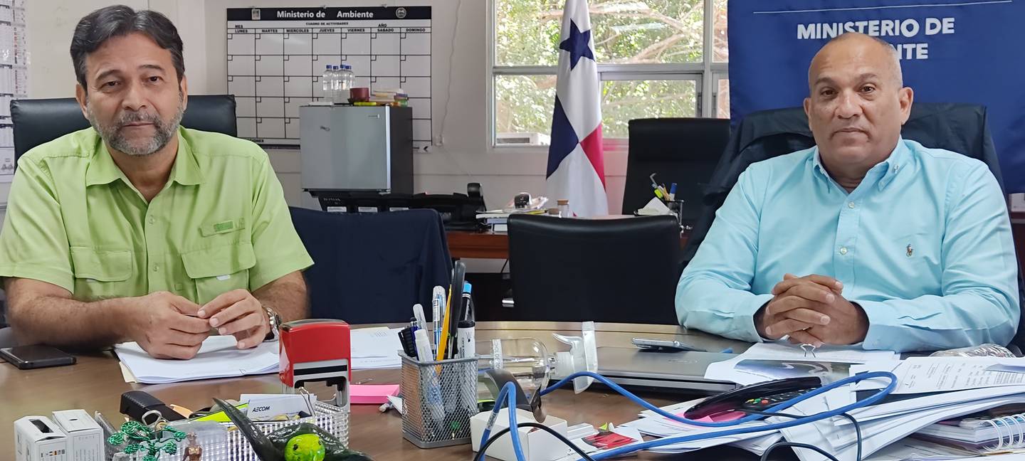 Miguel Flores, director of environmental verification, and Milciades Concepción, Panama's Environment Minister, during an interview with Bloomberg Línea.dfd