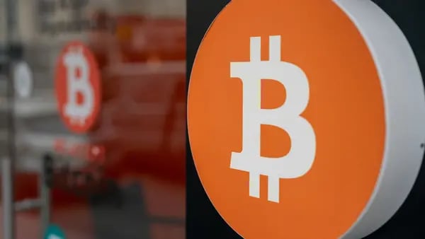 Bitcoin vuelve a superar los US$70.000 tras caer por las salidas de los ETFdfd