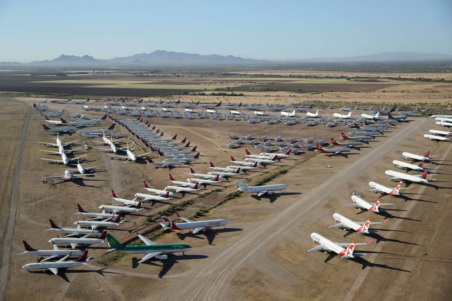 (Aviones comerciales retirados y suspendidos en el parque aéreo de Pinal (Arizona) en mayo de 2020. La pandemia ha paralizado los viajes. Fotógrafo: Christian Petersen/Getty Images)
