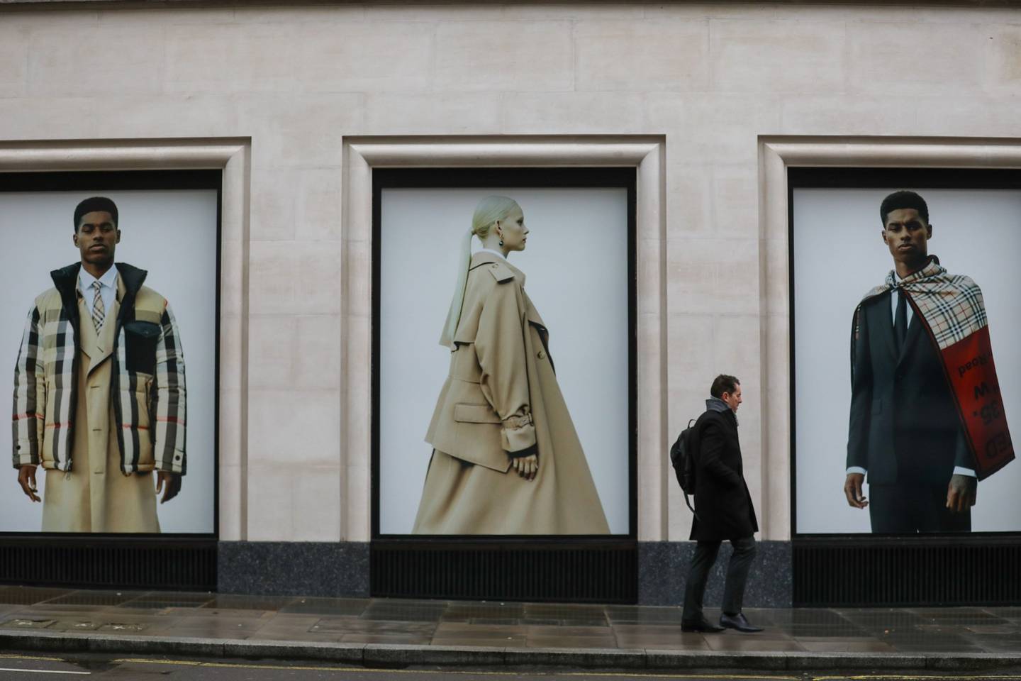 Un peatón pasa junto a los anuncios de la tienda de moda de lujo Burberry Group Plc en Old Bond Street en Londres, Reino Unido, el miércoles 20 de enero de 2021. Fotógrafo: Simon Dawson/Bloombergdfd