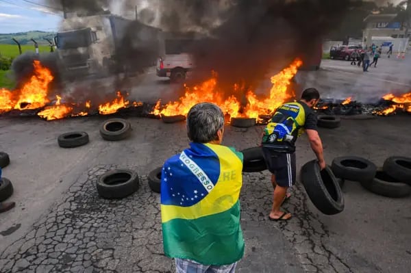 Camioneros partidarios de Bolsonaro bloquean un camino en Brasil