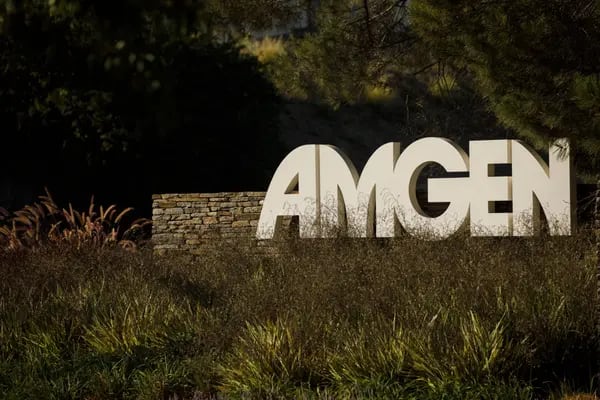 Cartel en el exterior de la sede de Amgen Inc. en Thousand Oaks, California, EE.UU., el jueves 27 de agosto de 2020.