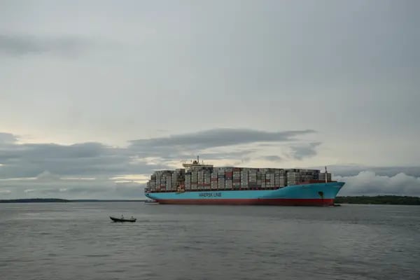 Un buque portacontenedores de Maersk navega hacia el puerto de Buenaventura, Colombia, el lunes 21 de septiembre de 2015.