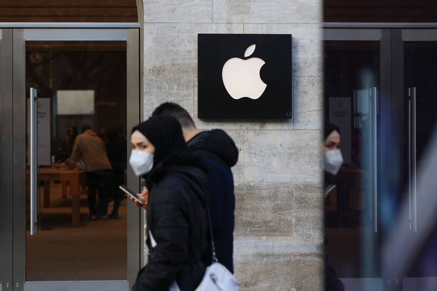 Unos compradores pasan por delante de una tienda de Apple Inc. durante el Black Friday en Berlín, Alemania, el viernes 25 de noviembre de 2022.