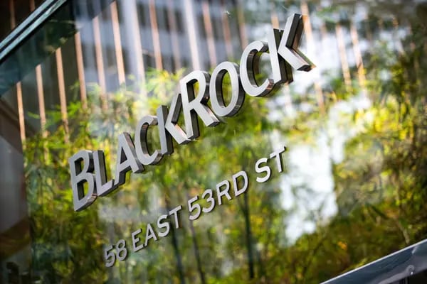 Logo de BlackRock en su sede de Nueva York
