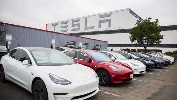 Compromisos de Musk con otras compañías están afectando a Tesla, según inversoresdfd