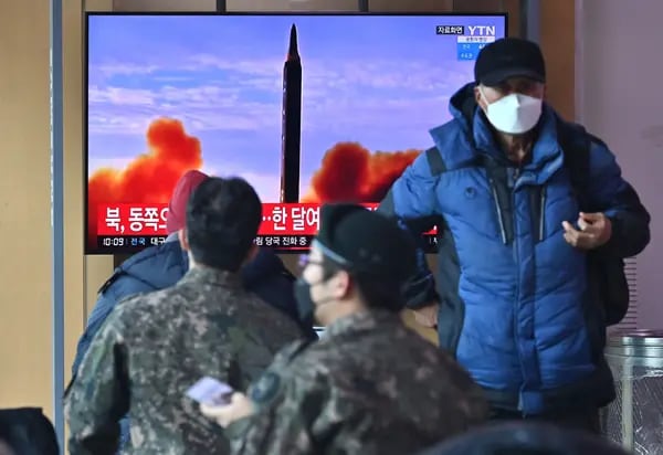 Personas miran imágenes de una prueba de misiles en Corea del Norte