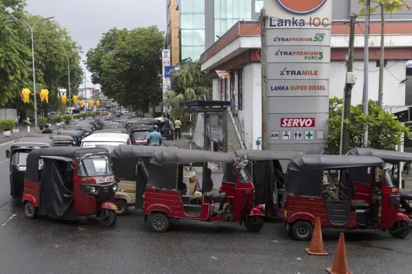 Vehículos de tres ruedas hacen fila para repostar en una gasolinera de Colombo, Sri Lanka, el lunes 16 de mayo de 2022.