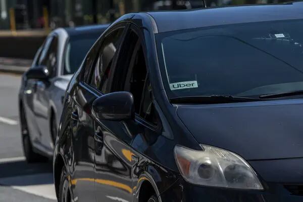 Señalización de Uber en un vehículo en San Francisco, California, EE.UU., el jueves 27 de abril de 2023.