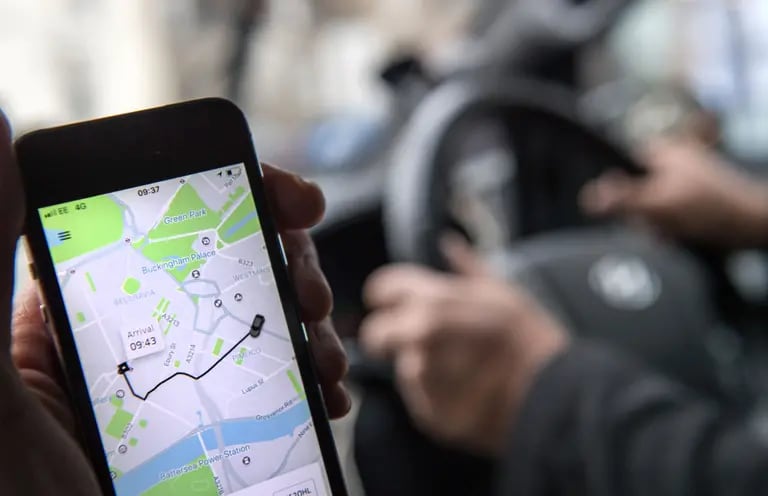 La aplicación para teléfonos inteligentes del servicio de transporte Uber Technologies Inc. aparece en la pantalla de un teléfono inteligente durante un viaje en esta fotografía arreglada en Londres, Reino Unido, el viernes 22 de diciembre de 2017.dfd
