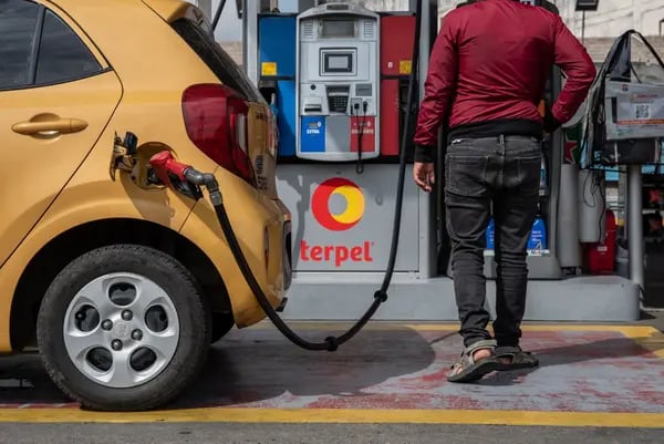 Un taxi carga combustible en una estación de servicio Terpel en Cali, Colombia, el jueves 8 de junio de 2023.
