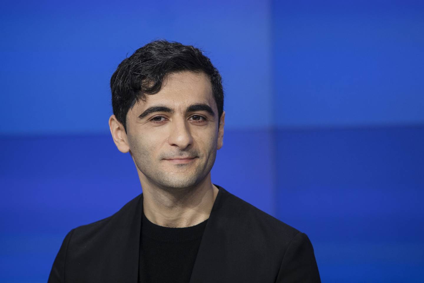 Arash Ferdowsi, cofundador de Dropbox Inc, sonríe durante la oferta pública inicial (OPI) de la compañía en el Nasdaq MarketSite en Nueva York, Estados Unidos, el viernes 23 de marzo de 2018.