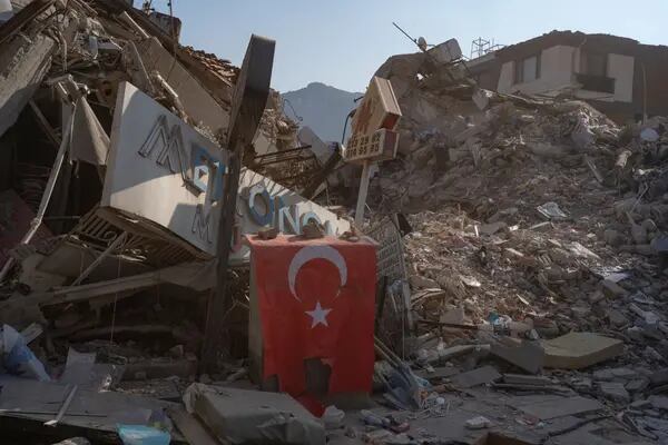 Una bandera nacional turca colocada en el lugar donde se derrumbó un edificio en Hatay, Turquía, el domingo 12 de febrero de 2023.